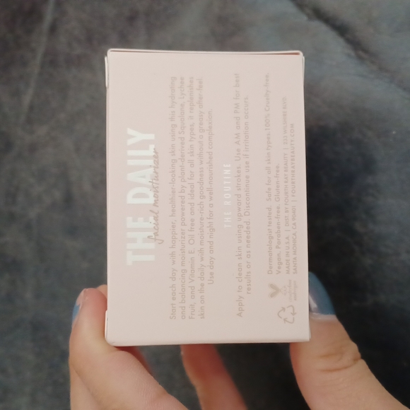 Daily moisturizer - Picture 2 of 3